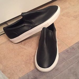 2 pairs -Black / cream slip ons